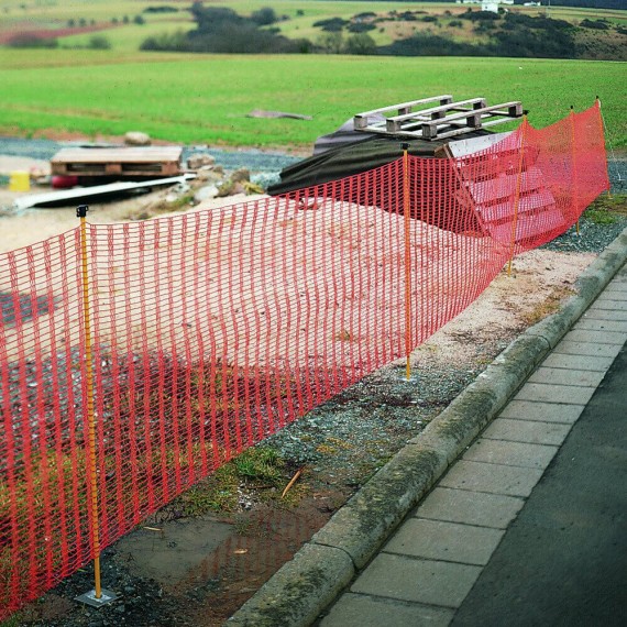 Filet de balisage de chantier avec piquets - Mailles 15 x 60 mm