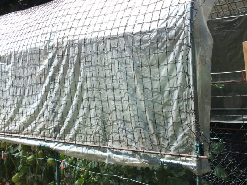 Filet de volière qui protége les serres d'un mauvais coup de vent