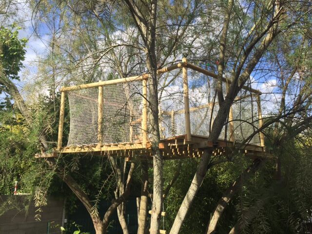 Filet suspendu dans les arbres  Maison dans les arbres, Cabane dans les  arbres, Idées jardin