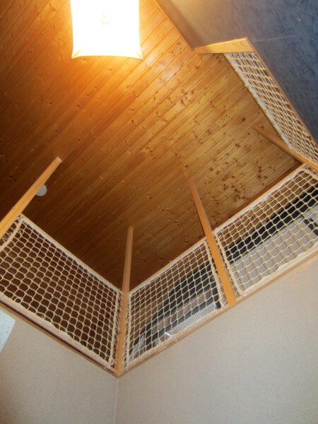 Filet garde-corps cage d'escalier vue contre plongée