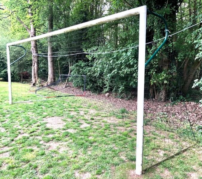 Installation sur structure un filet de but d'entrainement de foot dans jardin