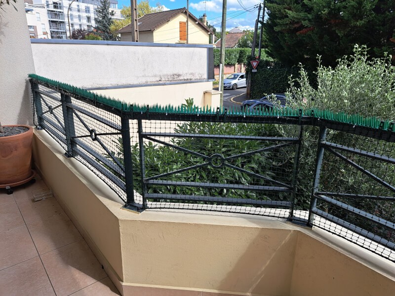 Filet protection pour chat sur rambarde métallique de balcon terrasse