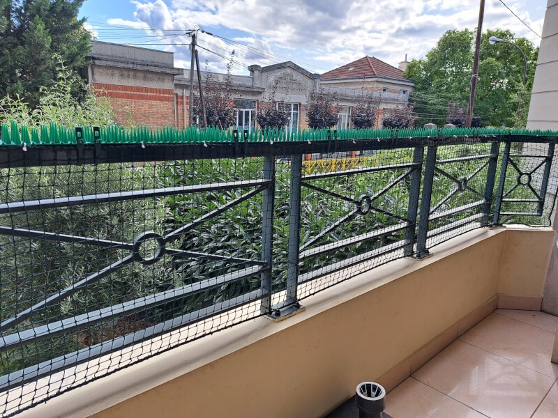Filet protection noir pour chat sur rambarde métallique de balcon terrasse