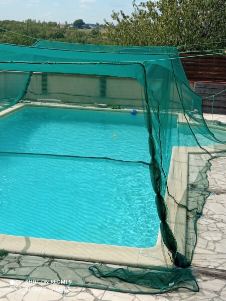 Filet anti feuilles pour piscine suspendu