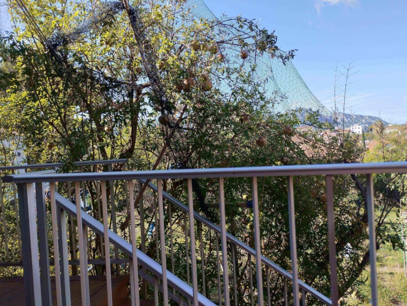 Pose de filet contre les pigeons sur un balcon à Carnoux-en