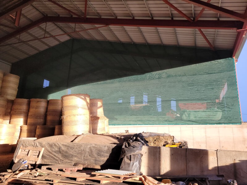 Filet de brise vent vert pour hangar agricole à pailles
