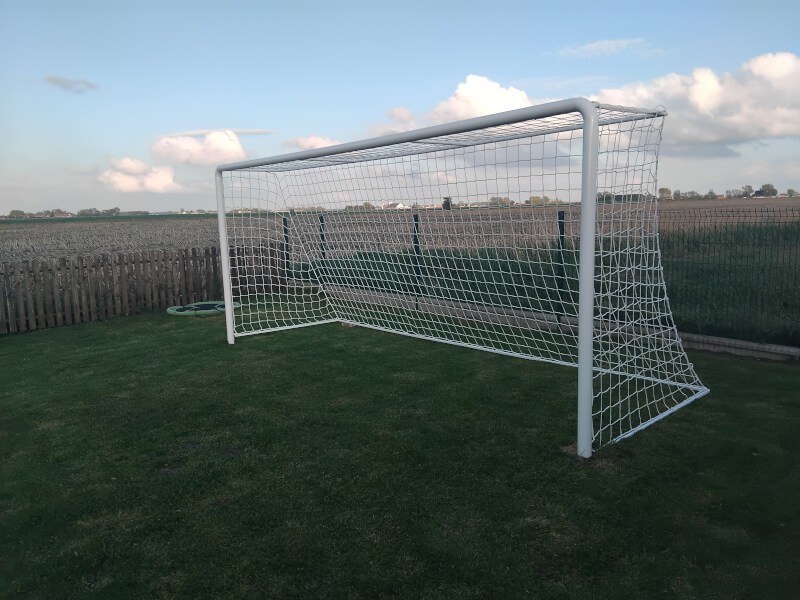 Filets pour but trapézoïdal de foot à 5 sur structure en acier