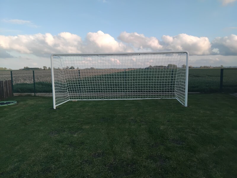 Filets pour but trapézoïdal sur structure en acier