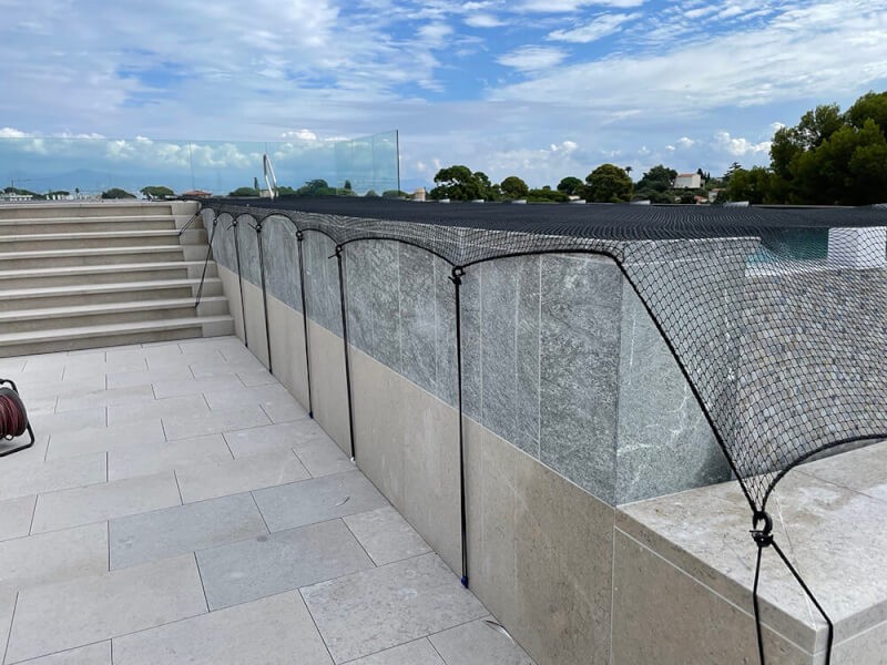 Filet de protection noir grande taille en sécurité de piscine semi enterrée