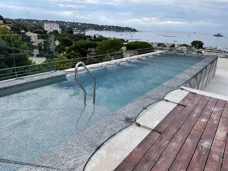 Filet de protection noir grande taille en sécurité de piscine