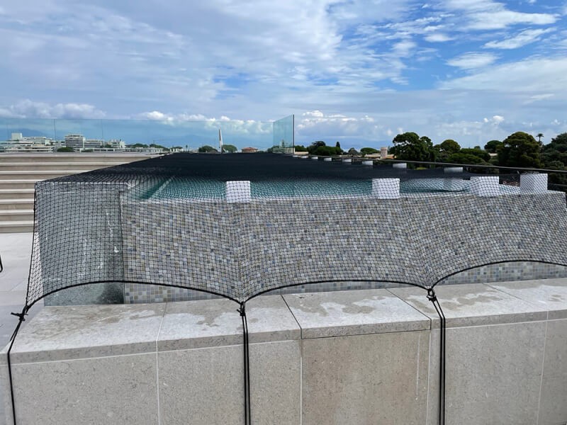 Filet de protection noir grande taille en sécurité de piscine - Fixation câble