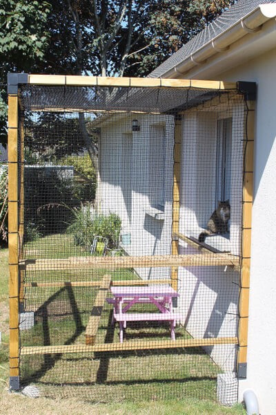 Catio sur mesure en bois avec filets de protection pour chats adaptés
