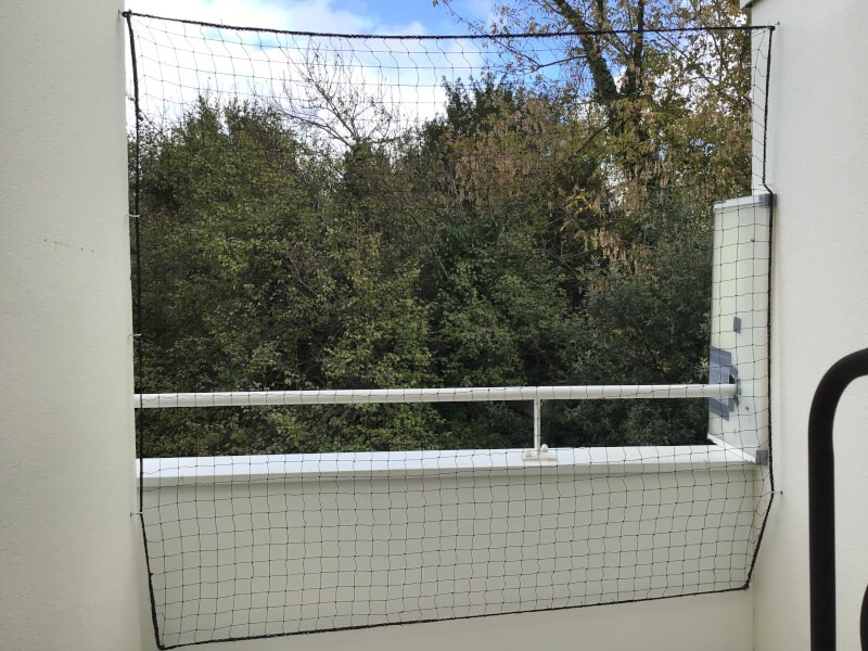 Filet protection chat noir économique sur petit balcon