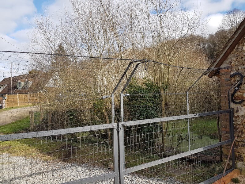 Filet protection chat fixé sur clôture et portail de jardin