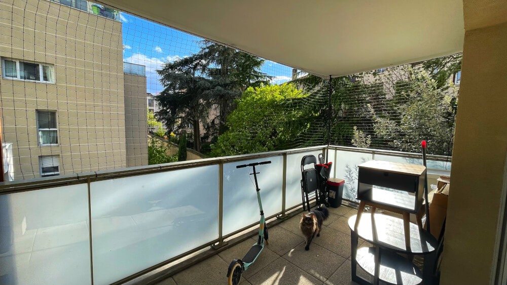 Installation d’un filet pour chat pour un balcon sécurisé