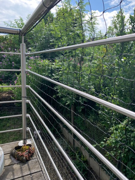 Filet de protection pour chat sur garde corps métallique de terrasse