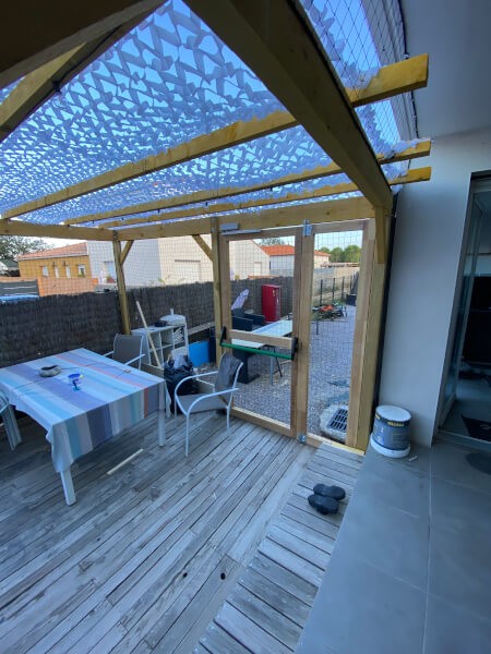 Installation des filets protection sur pergola, fixation par vis, agrafes et serflex.
