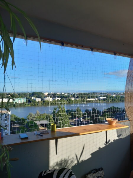 Filet de protection pour chat sur ouverture de balcon avec un cadre en bois