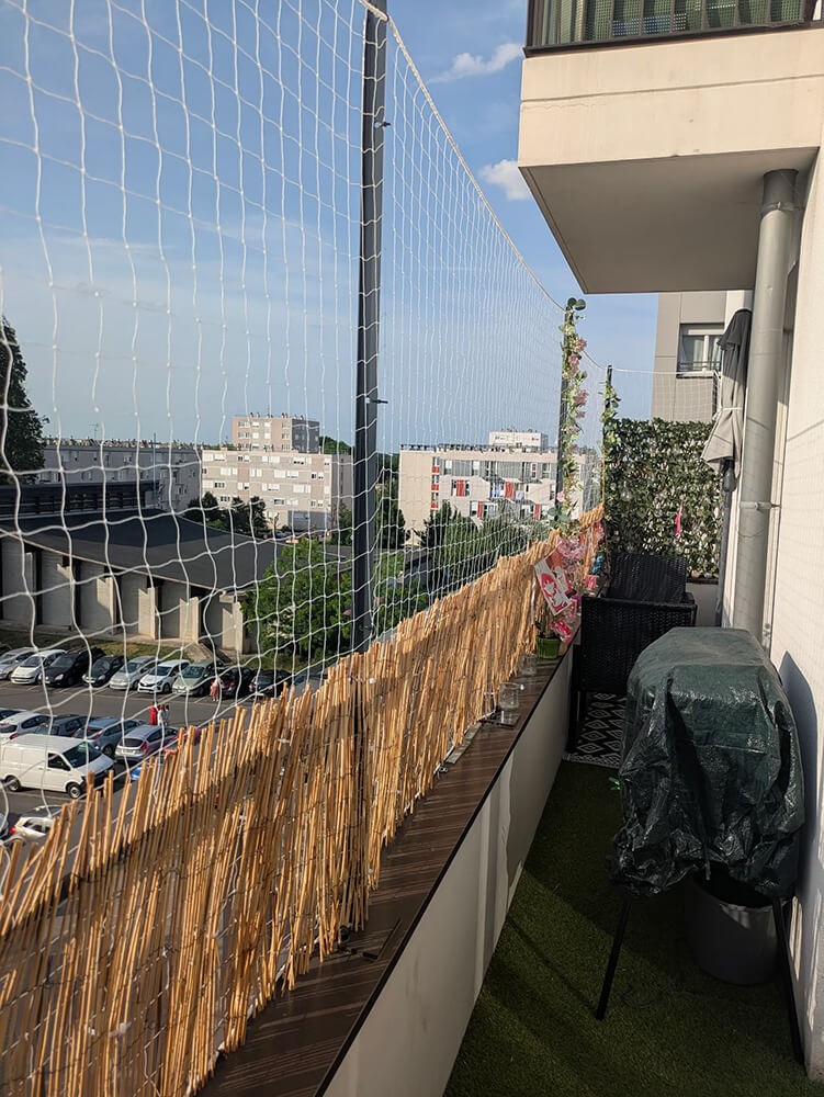 Filet de protection chat transparent sur balcon en enfilade