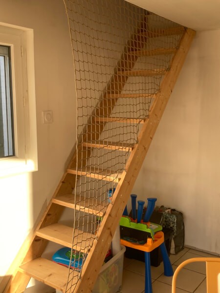 Filet de protection pour montée d'escalier en bois