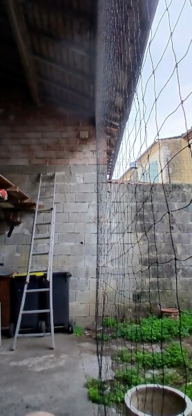 Filet anti-pigeon sur mesure pour bâtiment de stockage ouvert
