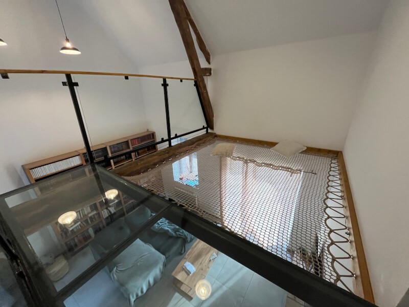 Filet suspendu de maison avec sol en verre