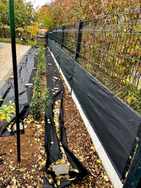 Filet brise-vue bas de grillage rigide de jardin