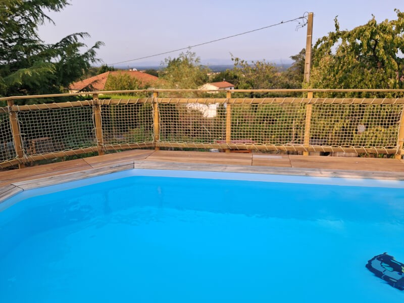 Filet de protection pour sécuriser une terrasse de piscine