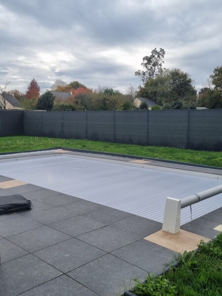 Filet brise vue gris anthracite sur grillage de jardin