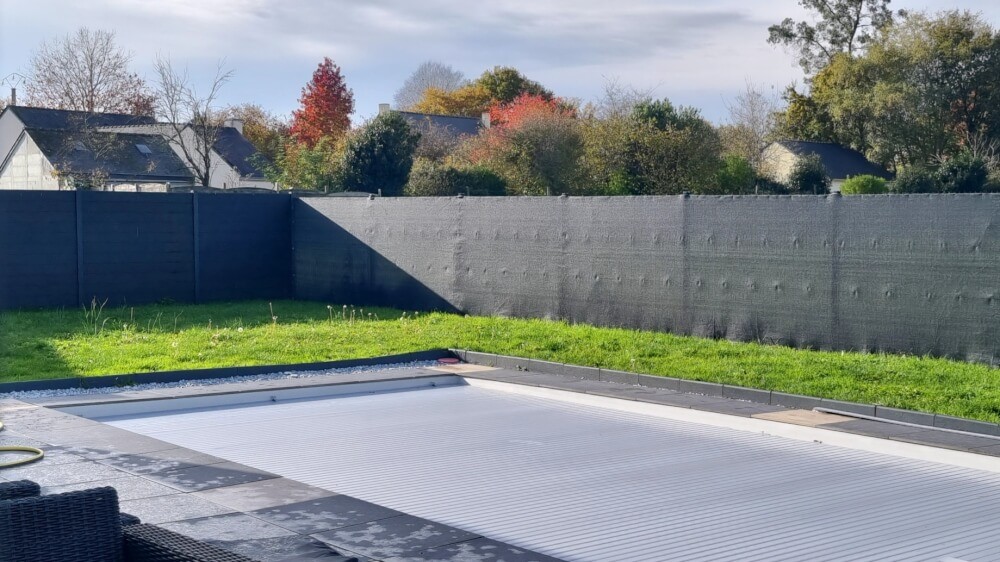 Filet brise vue gris anthracite sur grillage de jardin anti vis à vis