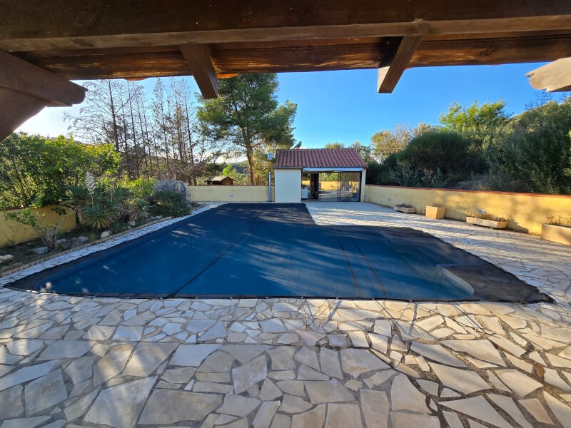 Filet anti feuilles noir pour piscine forme atypique