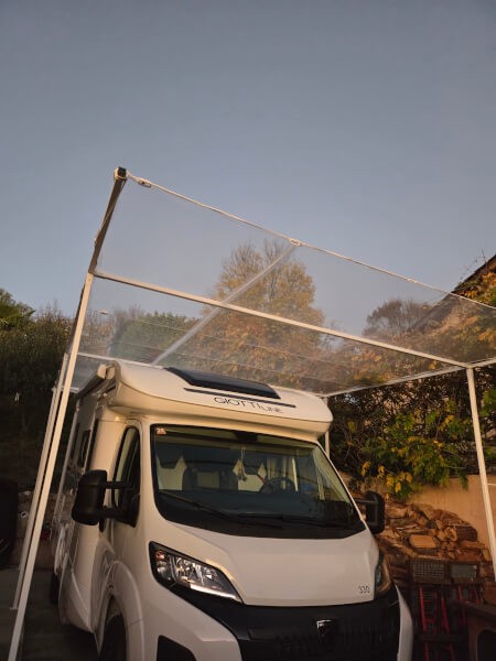 Filet anti-grele sur structure en métal pour camping car