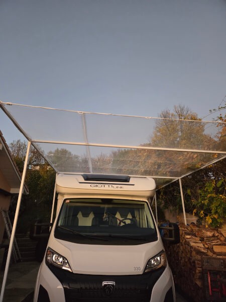 Filet anti-grele sur structure en métal pour protection camping car