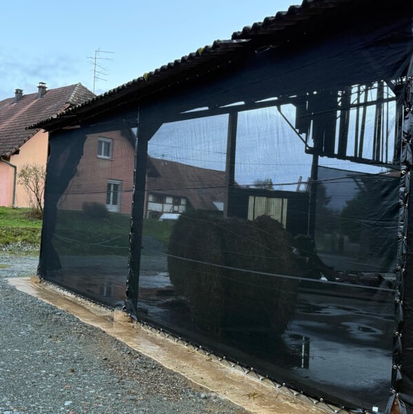 Filet brise-vent noir pour écurie chevaux