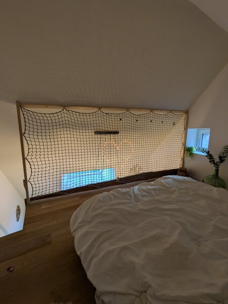 Filet couleur chanvre pour protéger une chambre en mezzanine