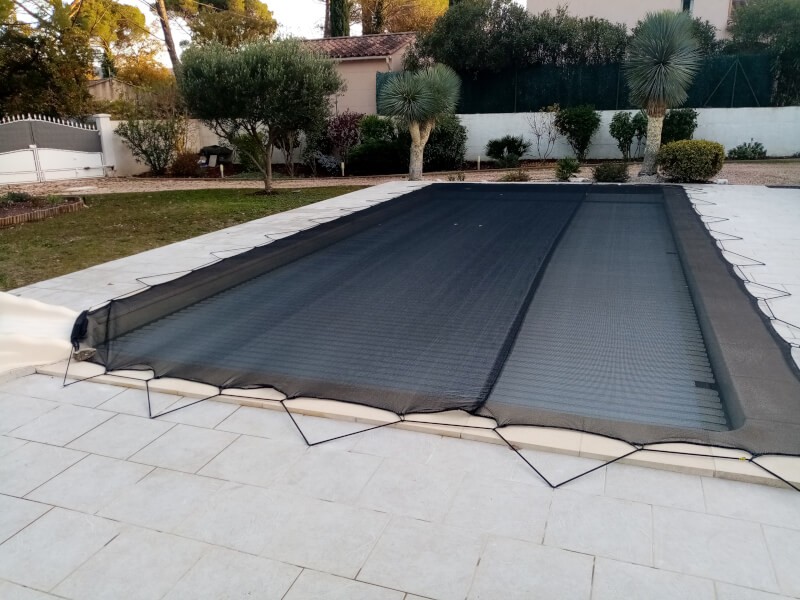 Filet anti-feuilles pour piscine avec terrasse carrelée