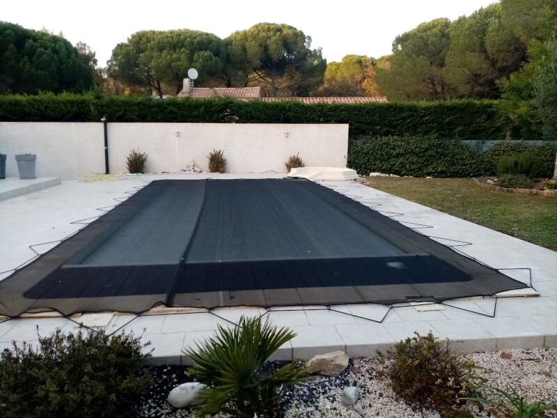 Filet anti-feuilles noir pour piscine avec terrasse carrelée