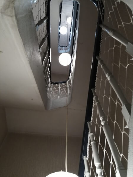 Mettre aux normes de sécurité un vieille escalier avec un filet périphérique