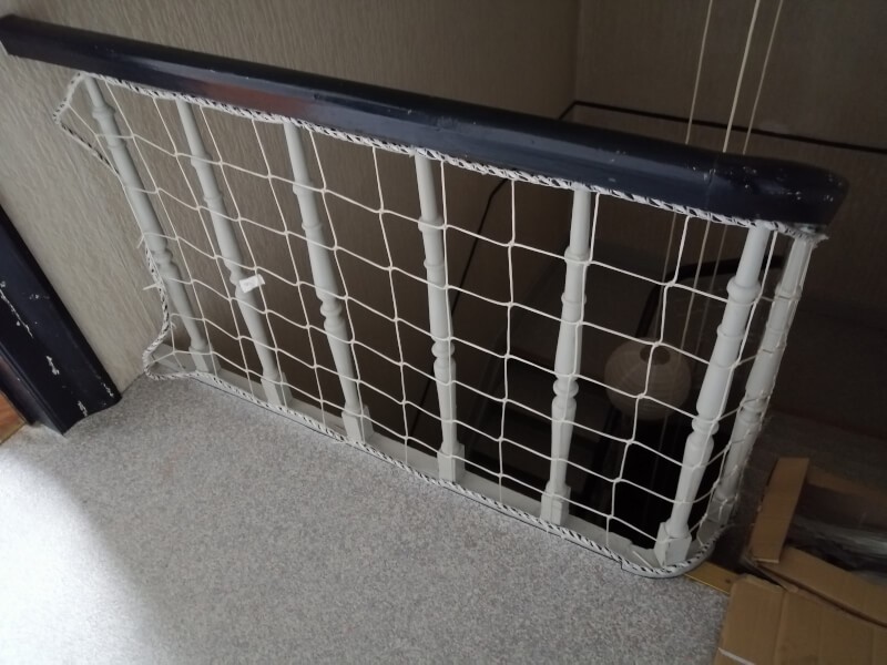 Filet périphérique NF P-93-355 sur-mesure pour rambarde escalier