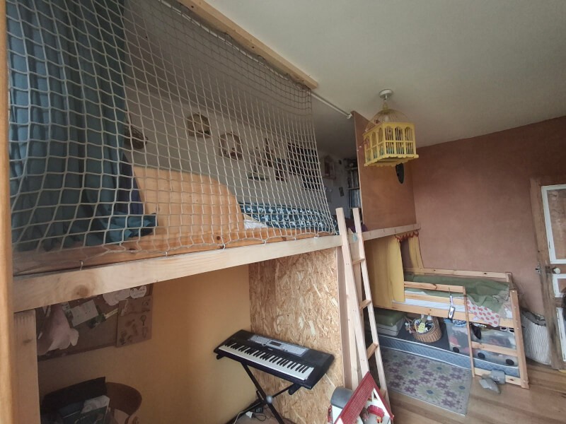 Création d'un espace en hauteur sécurisé dans chambre d'enfants avec filet