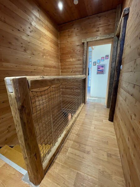 Filet de protection pour couloir d'étage de maison rénovée