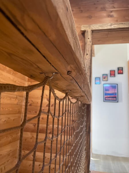 Filet de protection pour couloir d'étage de maison rénovée rustique