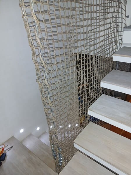 Création d'une paroi en filet pour sécuriser un escalier