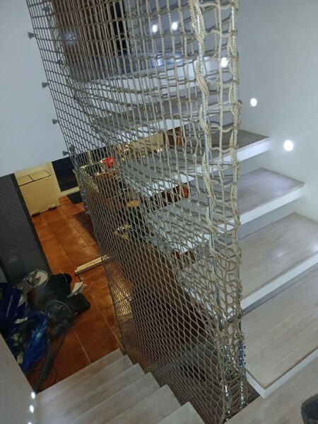 Création d'une paroi en filet couleur chanvre pour sécuriser un escalier