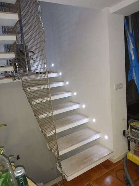 Création d'une paroi garde-corps en filet pour sécuriser un escalier