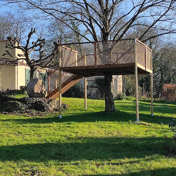 Sécurité d'une terrasse en bois en hauteur de jardin