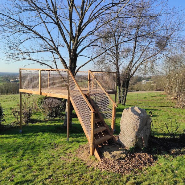 Sécurité d'une terrasse en bois en hauteur de jardin avec filets sur mesure
