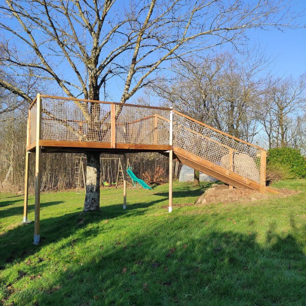 Sécurité d'une terrasse sur mesure en bois en hauteur de jardin