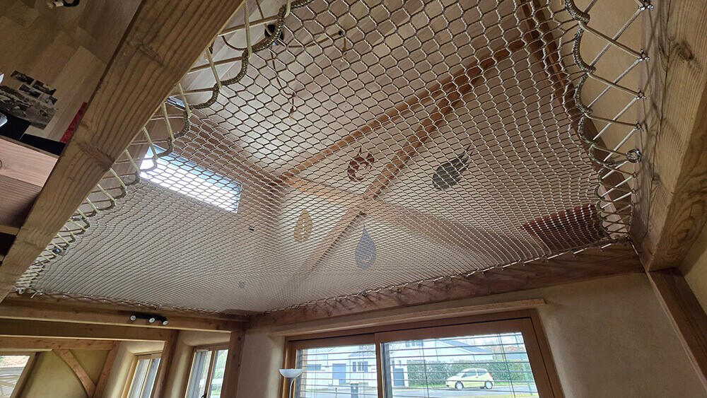 Filet d'habitation avec cordage couleur chanvre sur structure en bois