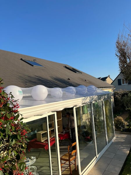 Filet anti-grêle en protection de véranda avec ballons gonflables